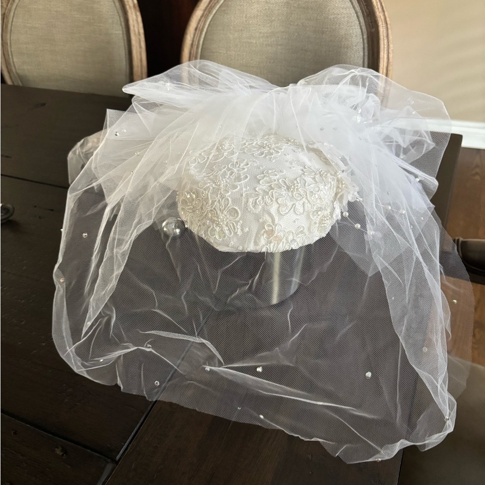 Elegant White Lace Women's Hat with Veil